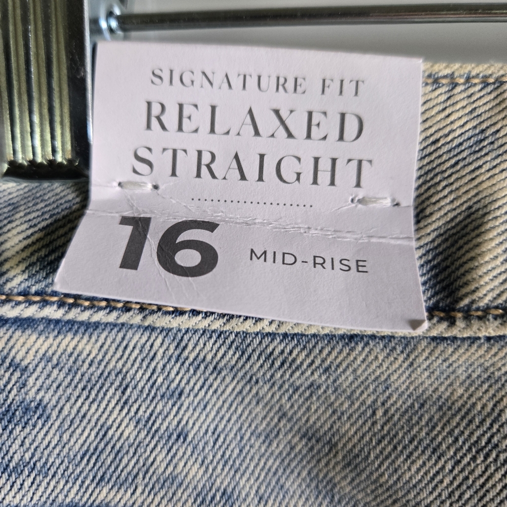 Signature Fit Relaxed Straight Woman's Jeans - Blue